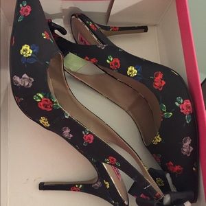 New in box Betsey Johnson Floral heels